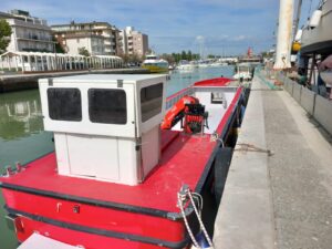 Trasporto materiali con la gru a Venezia