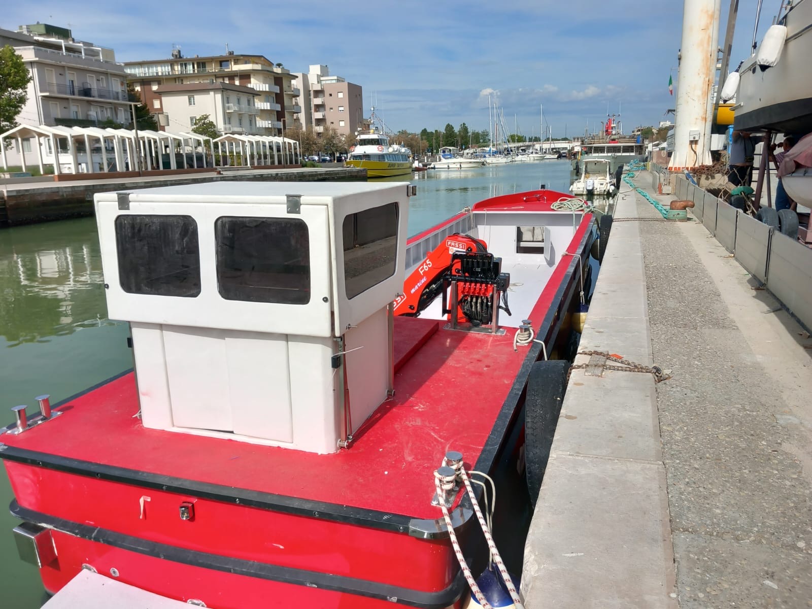 Trasporto materiali con la gru a Venezia